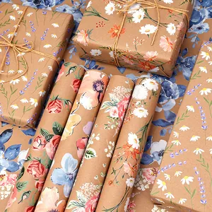 Geschenkpapier aus Kraftpapier mit Blumenmustern und rustikaler Kordelverzierung