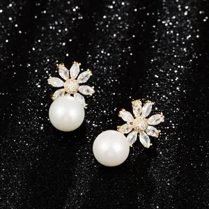 Elegante bloem zirkoon parel oorknopjes voor bruiloft en accessoires voor de bruid.