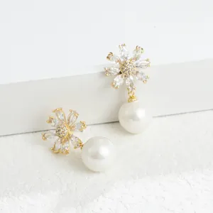 Elegante zirkonia bloemknopjes met hangende witte parels voor bruiden