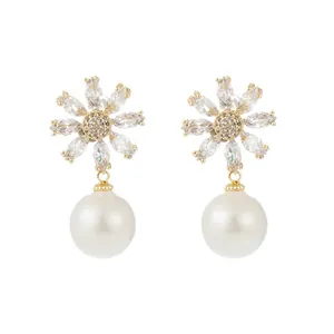 Elegante vergulde zirkonia bloem oorbellen met witte parel hangers voor bruiloften