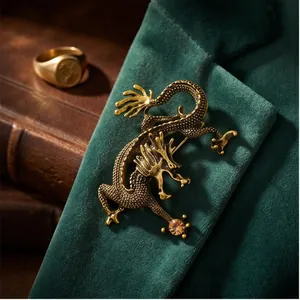 Spilla a forma di drago volante vintage dorata per bavero da uomo accessorio di classe