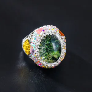 Detailansicht eines Vintage-Luxusrings mit farbwechselndem grünem Stein und AB-Kristallen