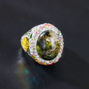 Nahaufnahme eines Vintage-Rings mit farbwechselndem Stein und bunten Strasssteinen