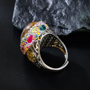 Nahaufnahme eines Vintage-Rings mit farbwechselndem Stein und aufwendigen Metalldetails