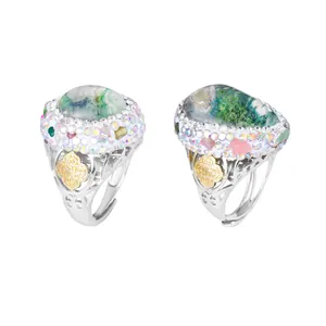 Luxuriöser verstellbarer Ring mit farbwechselndem Stein und glitzernden Kristalldetails