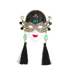 Prachtige vintage koningin masker broche met sprankelende kristallen en zwarte kwastjes
