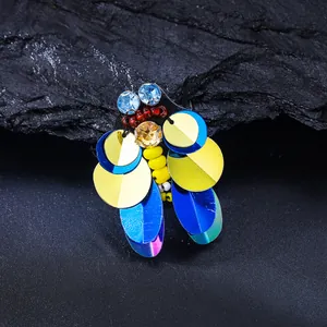 Gros plan d'une broche abeille faite main avec paillettes et strass brillants