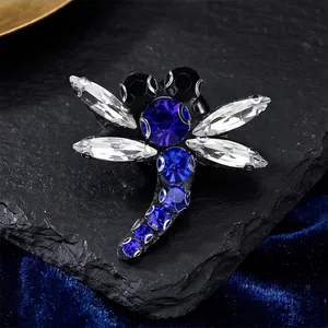 Élégante broche libellule en strass bleus pour femmes avec des détails cristallins