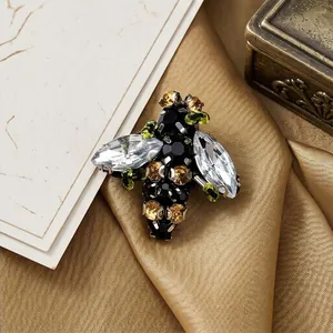 Élégante broche abeille faite main avec strass brillants pour vêtements de femme