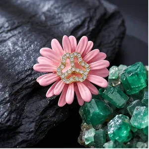 Elegante broche de flor de margarita rosa para trajes y ropa femenina de mujer