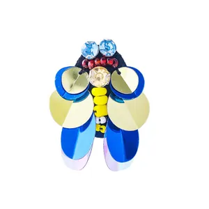 Broche abeille créative faite main en paillettes avec strass bleus et accents dorés
