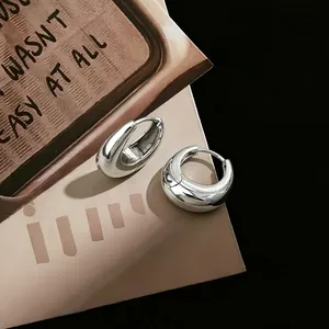 Detailansicht der S925 Sterling Silber Wassertropfen-Ohrringe mit Spiegelglanz.