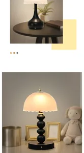 Vintage schwarze Tischlampe mit weißem Plisseeschirm in gemütlicher Schlafzimmerumgebung