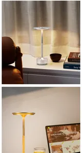 Elegante kabellose Aluminium-Barleuchte in Silber und Gold in gemütlichem Ambiente.