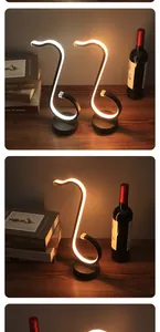 Détail d'une lampe de bar LED courbée minimaliste avec une lueur atmosphérique chaude