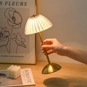 Retro-Kristall-Tischlampe mit Falten-Schirm und warmem Licht für Zimmer.