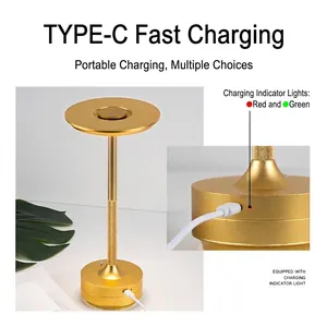 Goldene kabellose Alu-Tischlampe mit USB-C Ladeanschluss und Anzeigeleuchte.