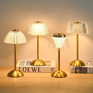 Wiederaufladbare Retro-Kristall-Tischlampe mit goldenem Sockel für Luxus-Schlafzimmer