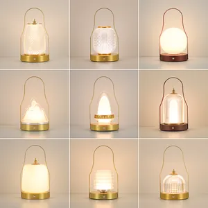 Collection de neuf lampes LED rechargeables portables au design minimaliste créatif
