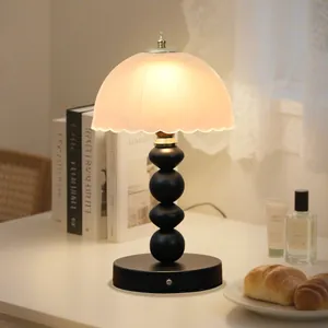 Vintage Wabi-Sabi Tischlampe mit gewelltem Glasschirm und schwarzer Kürbisbasis