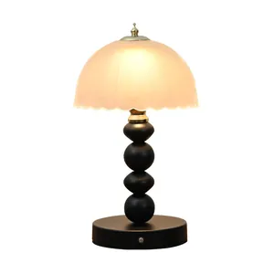 Elegante Vintage Wabi-Sabi Tischlampe mit Glasschirm und schwarzem Lampenfuß in Kelchform
