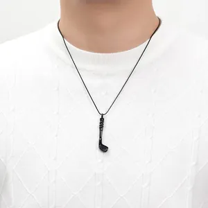 Détail d'un collier urne funéraire club de golf noir sur pull blanc