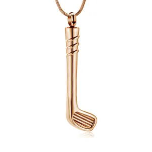 Vue détaillée d'un pendentif d'urne de crémation en forme de club de golf en or rose