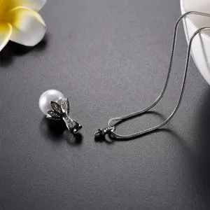 Élégant collier urne de crémation en argent avec pendentif perle et design commémoratif