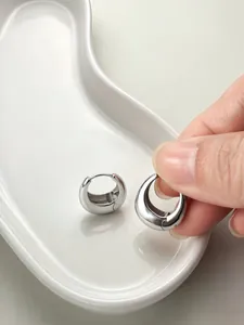 Detailansicht von polierten S925 Sterlingsilber Wassertropfen Ohrringen in einer Hand