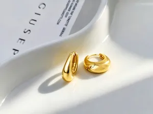 Detailansicht französischer goldener Wassertropfen-Ohrringe mit glänzender Spiegeloberfläche