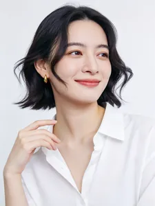 Model trägt vergoldete S925 Silber Wassertropfen Ohrringe im minimalistischen Stil