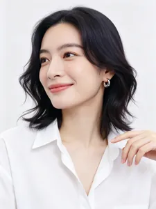 Nahaufnahme eines asiatischen Models mit minimalistischen Silber-Wassertropfen-Ohrringen