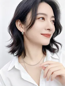 Detailansicht der S925 Sterlingsilber Wassertropfen Ohrringe an einem asiatischen Model