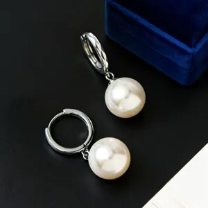 Elegantes pendientes de aro en plata S925 con grandes perlas blancas y textura grabada