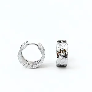 Orecchini a cerchio in argento effetto ghiaccio tritato per donna con un design minimalista