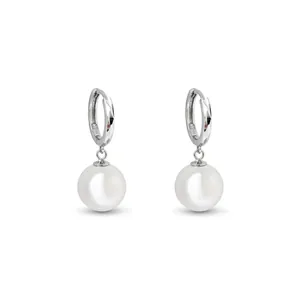 Elegantes pendientes de aro de plata 925 con textura facetada y perla blanca redonda