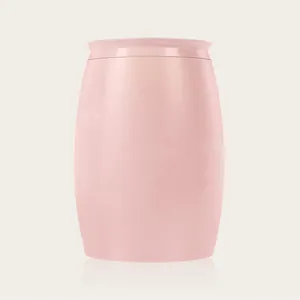 Detalle macro de una urna de acero de titanio rosa pálido con textura mate fina