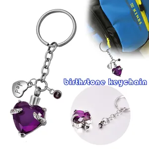 Détail d'un porte-clés urne en cristal violet en forme de cœur pour cendres