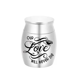 Detaillierte Ansicht der silbernen Gedenkurne mit 'Our Love Will Never Die' Gravur