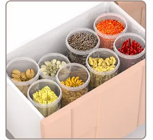 Juego de tarros de plástico transparente organizados en un cajón de la cocina