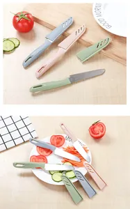 Primer plano de cuchillos de fruta de acero inoxidable con fundas protectoras pastel.