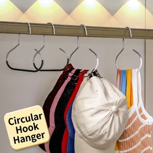 Multifunktionale runde Metallhaken zum Organisieren von Hüten, Schals und Krawatten im Schrank.