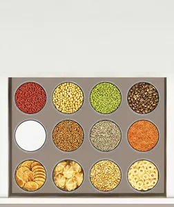 Vista superior de 12 tarros de cocina organizados rellenos de varios granos y legumbres