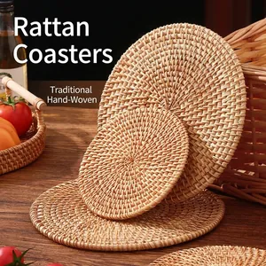 Set aus handgeflochtenen hitzebeständigen Rattan-Untersetzern für Tisch und Küche