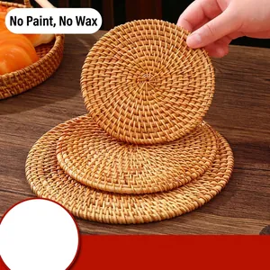 Handgeflochtene Tischsets und Untersetzer aus natürlichem Rattan für den Esstisch