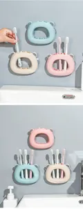 Dettaglio dei simpatici portaspazzolini a forma di orsetto montati a parete in bagno.