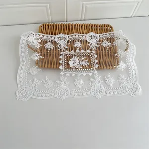 Exquisites weißes besticktes Tischset aus Spitze mit floralem Vintage-Netzmuster