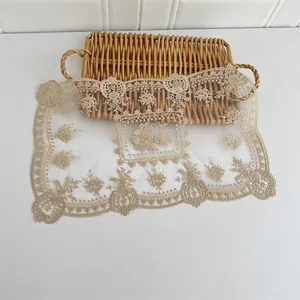 Exquisite florale Stickerei auf einem vintage-europäischen Netzspitze-Tischset