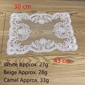 Tovaglietta rettangolare in pizzo ricamato bianco con eleganti motivi floreali