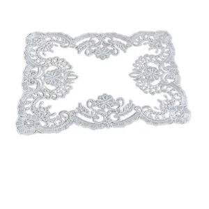 Elegante tovaglietta quadrata in pizzo ricamato bianco con motivi floreali decorativi